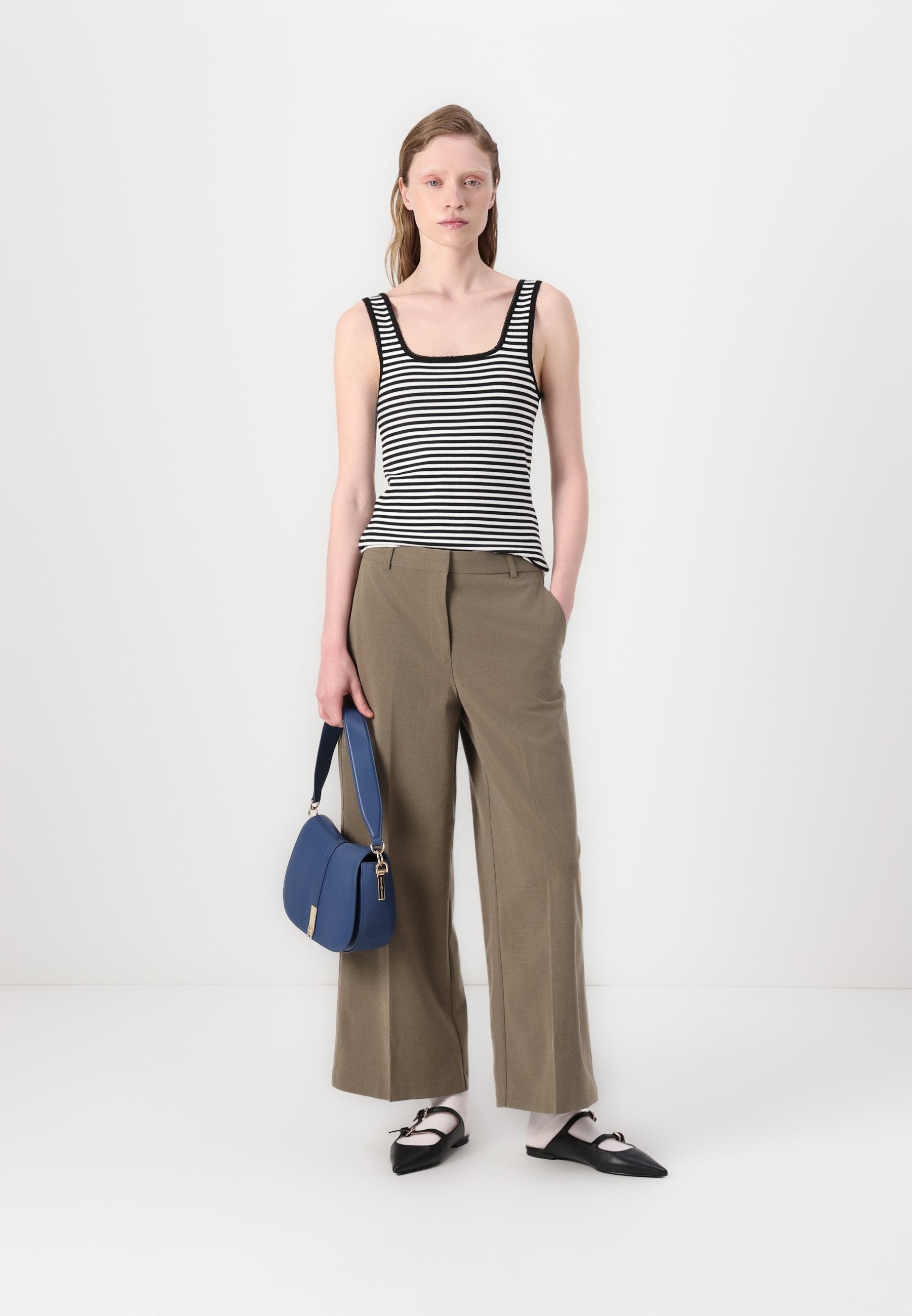 SLIM SQUARE TANK Media 2
