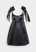 Schwarzes Satin-Kleid mit tailliertem Oberteil und weit auslaufendem Rock. Verfügt über breite Bindeträger und eine geraffte Taille für zusätzliche Details. Glatte Textur über das gesamte Kleid.