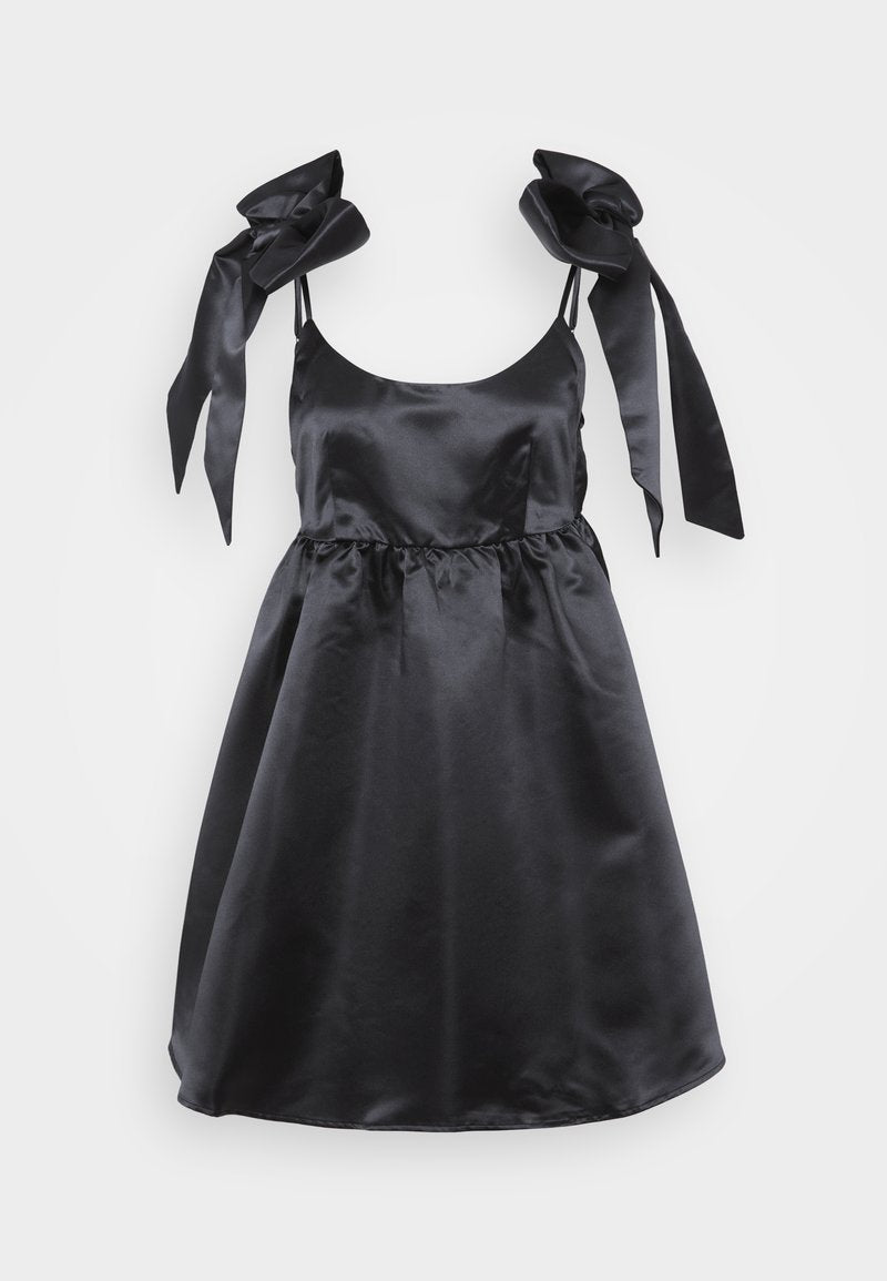 Schwarzes Satin-Kleid mit tailliertem Oberteil und weit auslaufendem Rock. Verfügt über breite Bindeträger und eine geraffte Taille für zusätzliche Details. Glatte Textur über das gesamte Kleid.