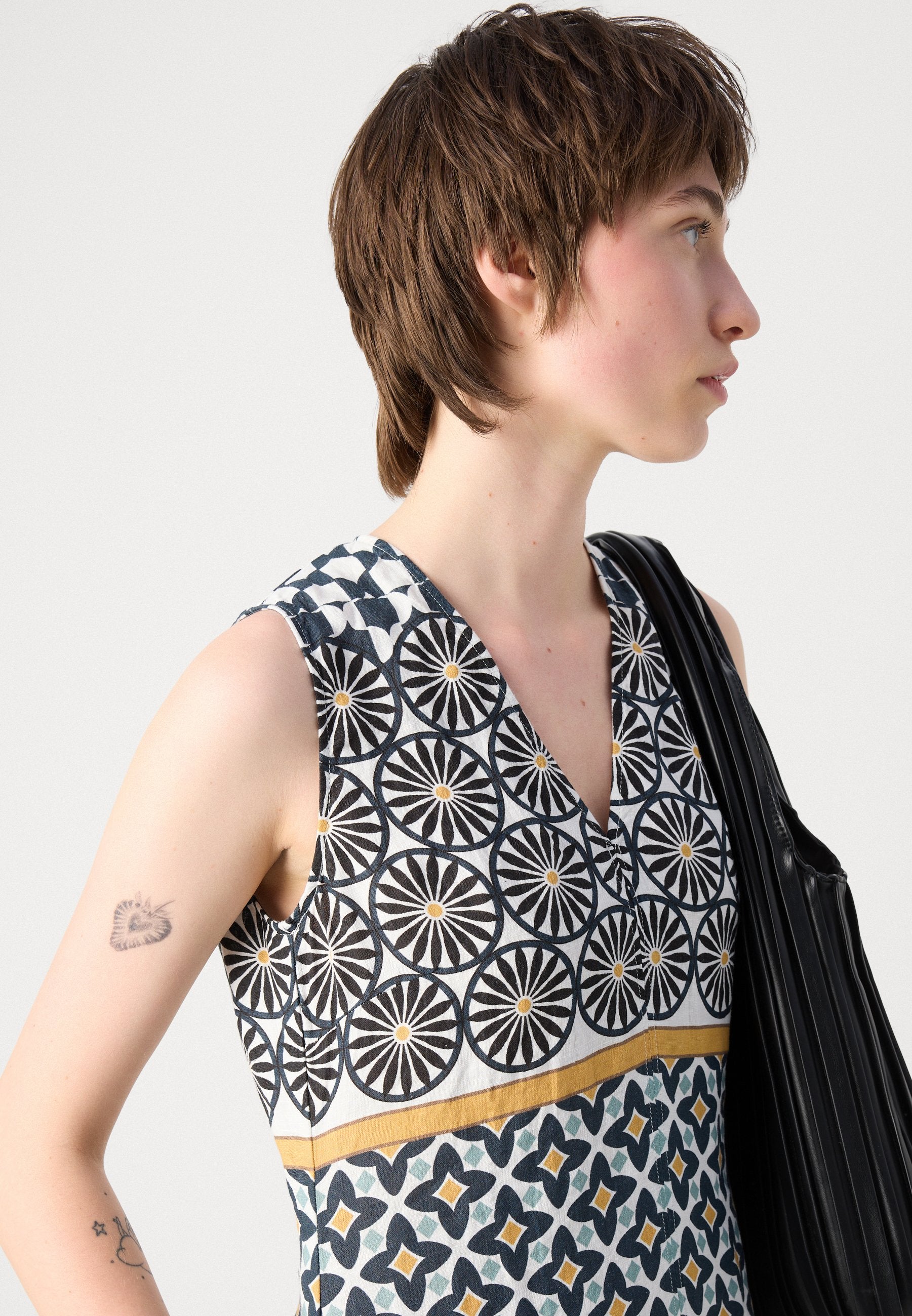 Marc O'Polo DRESS SLEEVELESS V NECK FIT AND FLARE SHAPE CUTLINES PRINTED