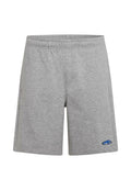 Graue Stoffshorts mit elastischem Bund, Seitentaschen und einem kleinen blauen Logo unten rechts. Weiche Textur, lässiges Design.