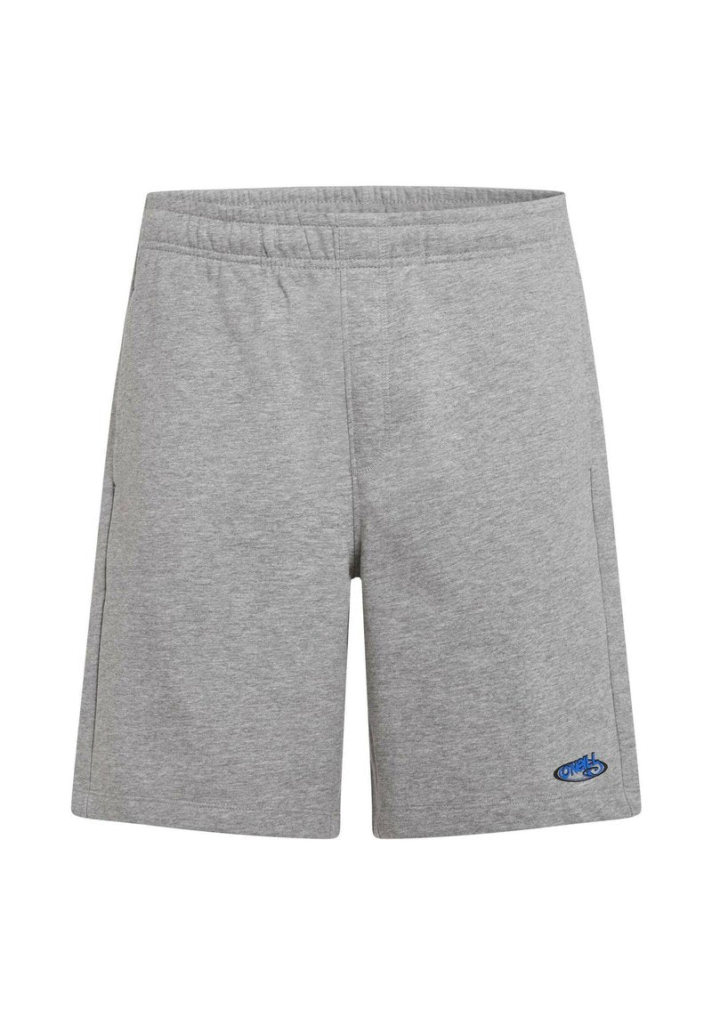 Graue Stoffshorts mit elastischem Bund, Seitentaschen und einem kleinen blauen Logo unten rechts. Weiche Textur, lässiges Design.