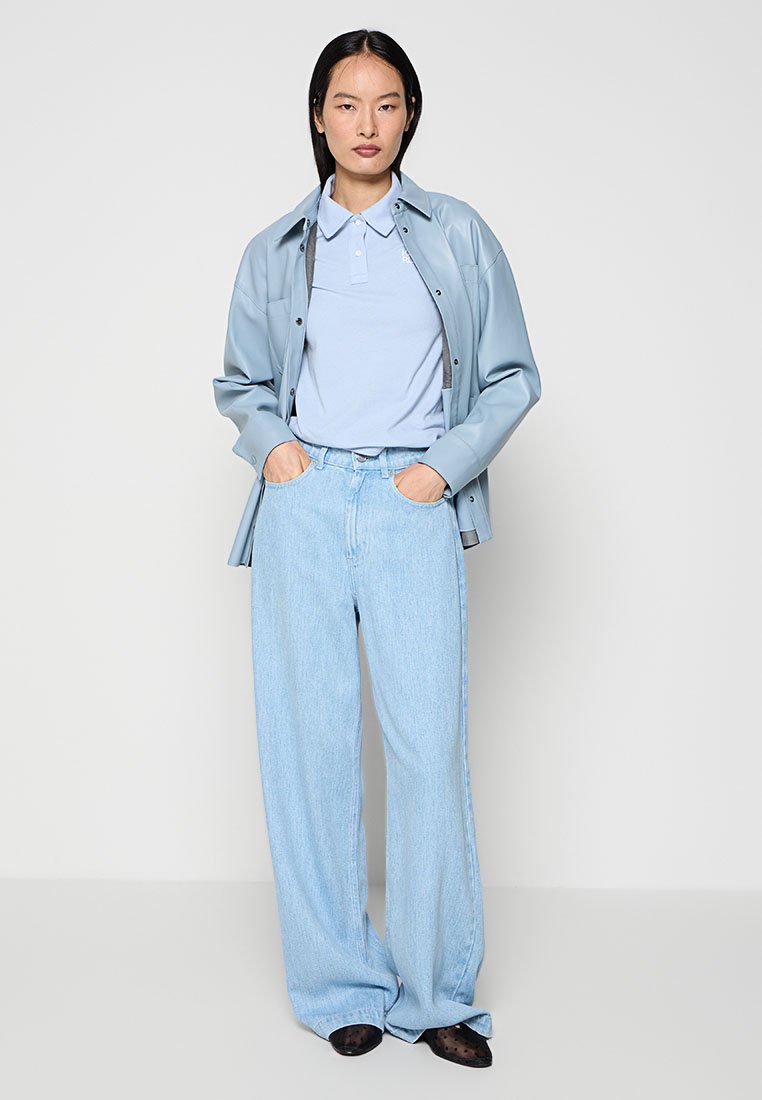 SLIM FIT  Media 2