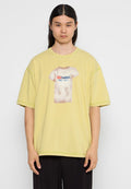 Gelbes, übergroßes T-Shirt mit einem grafischen Print eines weißen T-Shirts. Hat kurze Ärmel und kontrastierende Nähte.