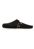 Schwarze Filzclogs mit runder Zehe, weißer Gummisohle und kontrastierenden orangen Stichen. Verfügt über silberne Hardwareakzente an der Seite.