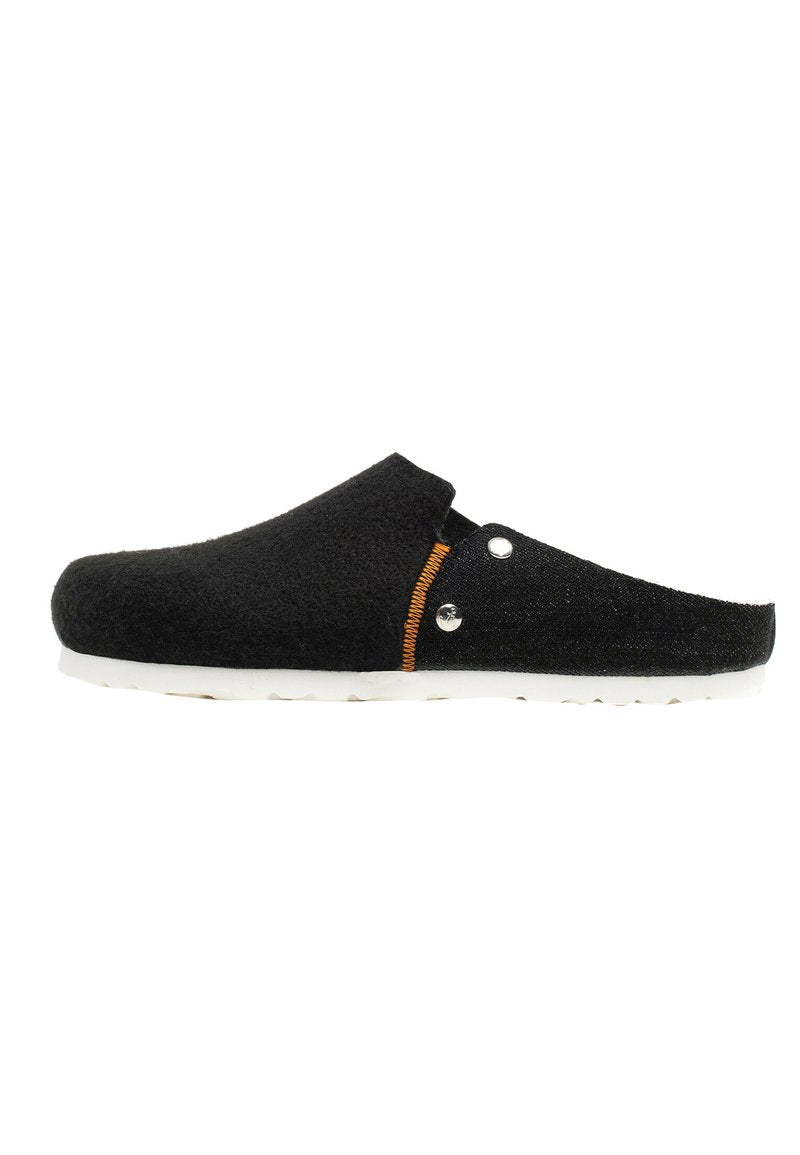 Schwarze Filzclogs mit runder Zehe, weißer Gummisohle und kontrastierenden orangen Stichen. Verfügt über silberne Hardwareakzente an der Seite.