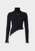 Schwarzer, gerippter Rollkragenpullover mit asymmetrischem Saum und seitlichen Schlitzen. Mit einem kleinen blauen Logo auf der Brust. Aus weichem Material gefertigt.