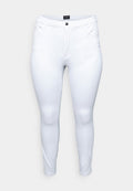 Weiße, figurbetonte Jeans aus stretchigem Material, ausgestattet mit einem Reißverschluss, einem einzelnen Knopfverschluss und fünf Taschen zur Aufbewahrung.