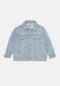 Gestreifte blau-weiße Denimjacke mit Kragen, zwei Fronttaschen und silbernen Knopfverschlüssen vorne. Weiche Textur.