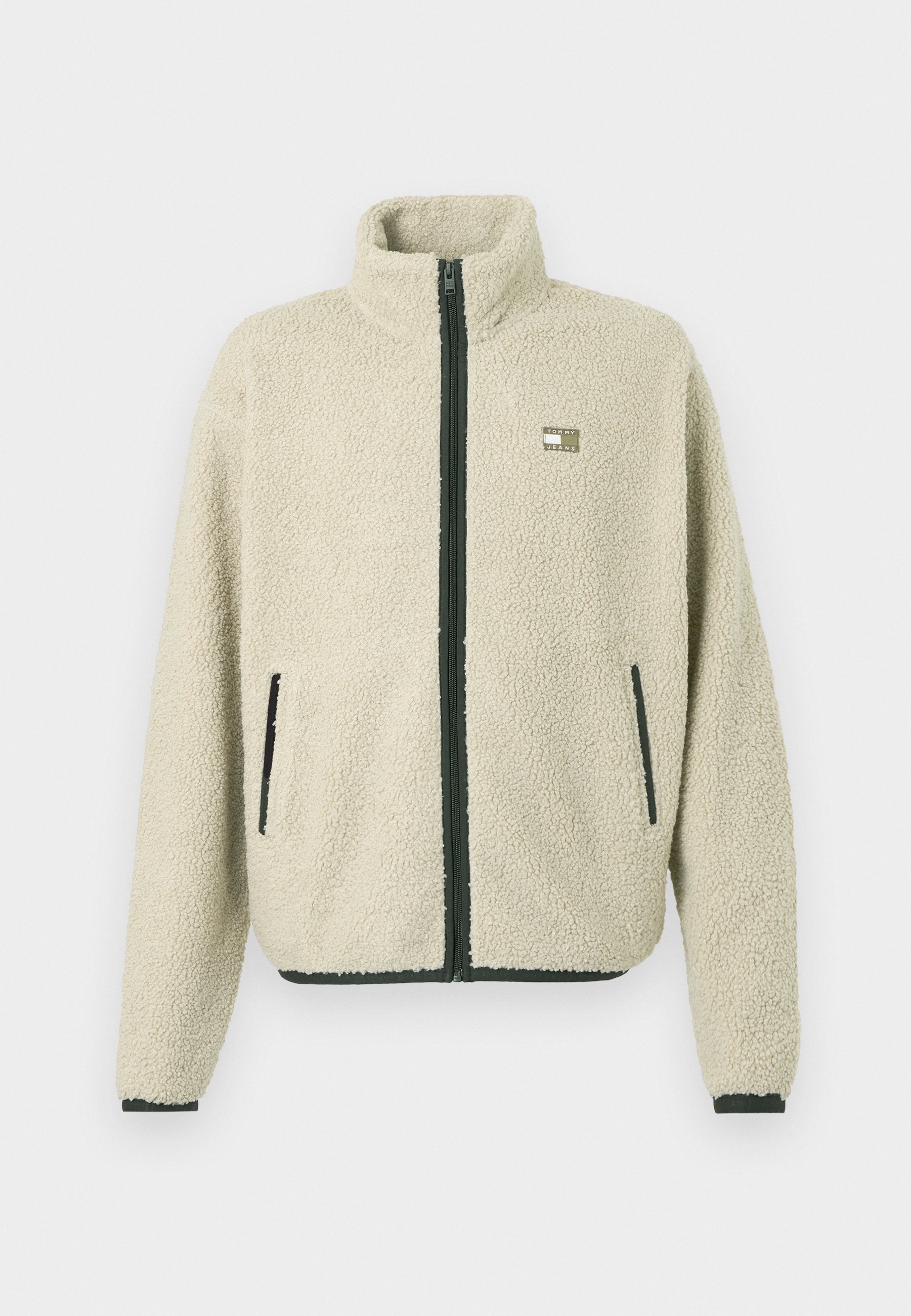 Beige Sherpa-Fleece-Jacke mit schwarzem Reißverschluss und Taschenbesatz, hohem Kragen, langen Ärmeln und einem kleinen rechteckigen Logo auf der Brust.