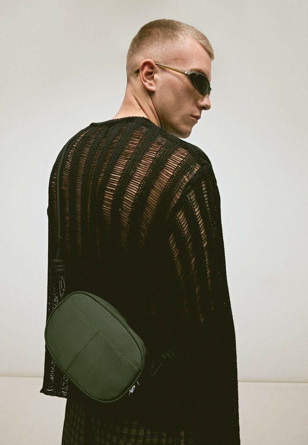 Bershka TECHNICAL - CROSSBODY BAG - Cross body bag - dark green