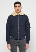 Marineblaue Bomberjacke mit Kunstfellkragen, Frontreißverschluss, seitlichen Taschen und gerippten Bündchen. Verfügt über eine zusätzliche Tasche am Ärmel.