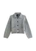 Graue gerippte Strickjacke mit schwarzen Knöpfen vorne, zwei vorderen Taschen, langen Ärmeln und einem Kragen.