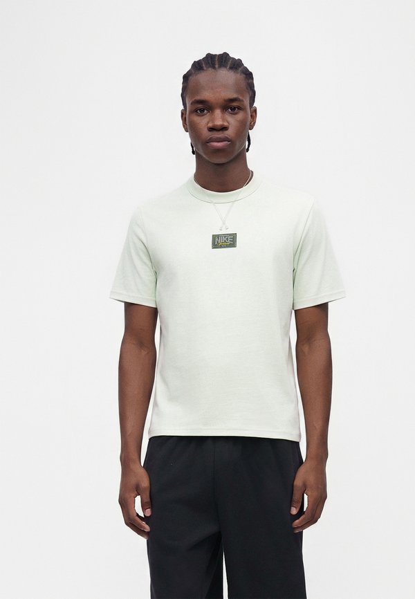 Nike Sportswear TEE TAILORED PREM PATCH - Basic T-shirt - jade aura