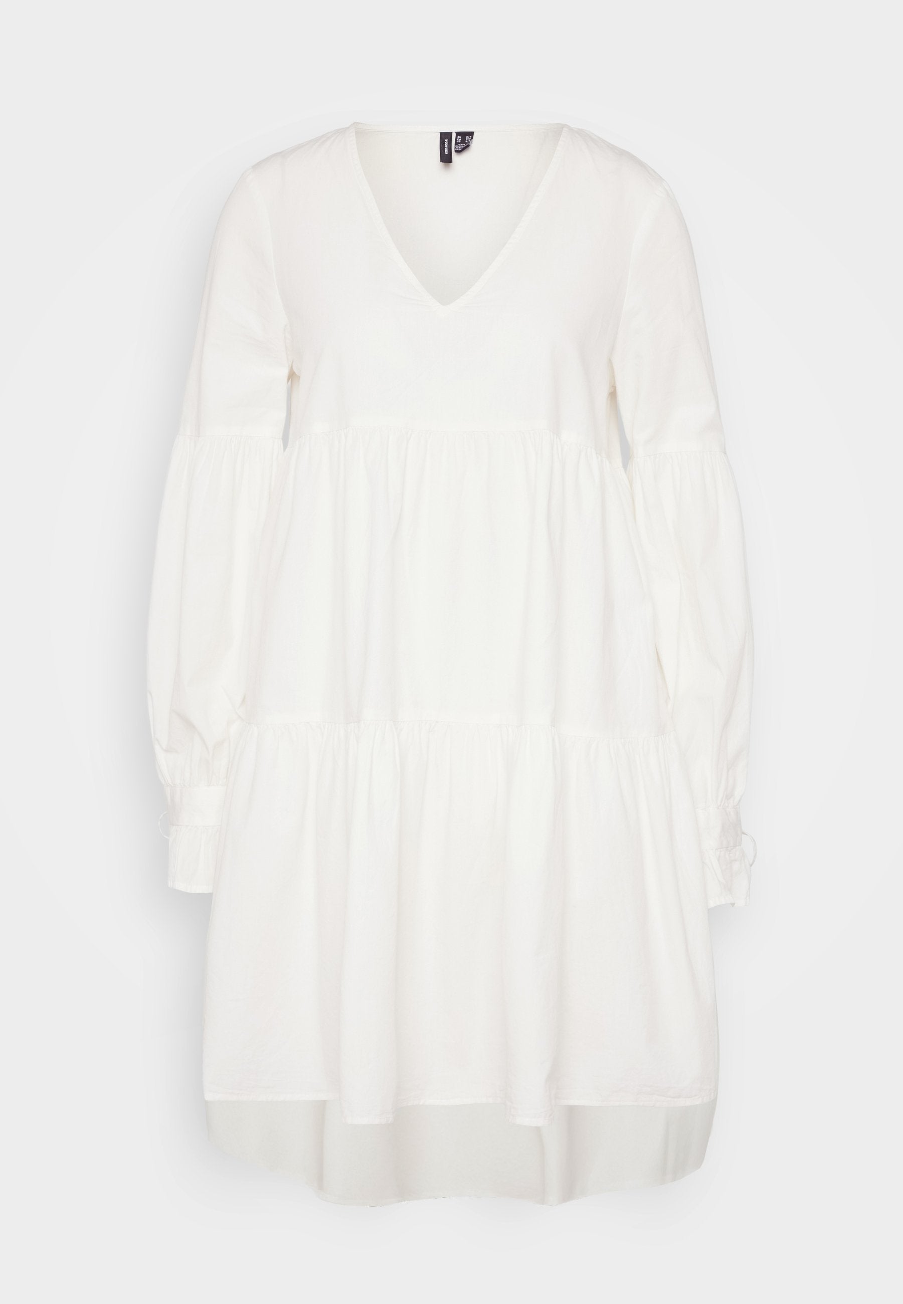 Weißes Baumwollkleid mit V-Ausschnitt, langen Puffärmeln und gestuften Design. Besitzt geraffte Nähte und eine lässige Silhouette.