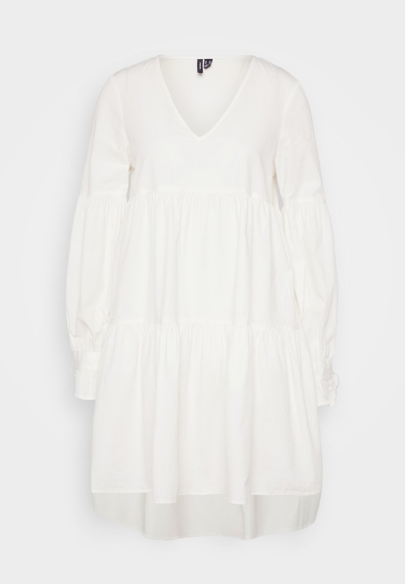 Weißes Baumwollkleid mit V-Ausschnitt, langen Puffärmeln und gestuften Design. Besitzt geraffte Nähte und eine lässige Silhouette.