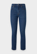 Dunkelblaue Jeans aus Denim, mit einem geraden Schnitt, standardmäßigem Fünf-Taschen-Design und Nahtakzenten in der Nähe der Taschen.