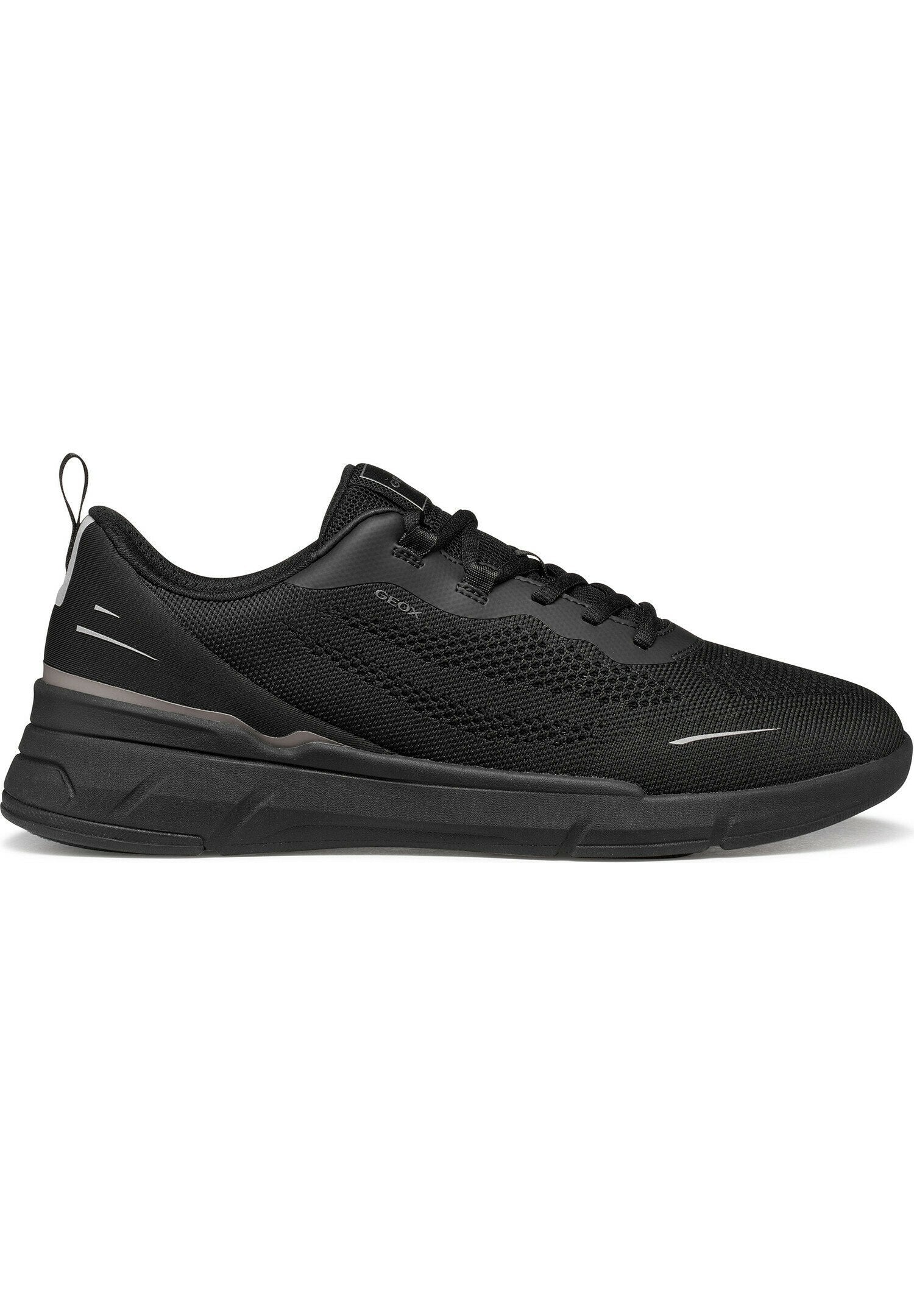 Schwarzer niedrig geschnittener Sportschuh mit Mesh-Obermaterial, Schnürverschluss, dicker Sohle und Zuglasche an der Ferse für einfaches Anziehen.