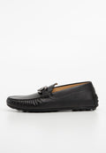 Schwarze Lederloafer mit runder Zehenform, strukturierten Akzenten und einer metallischen Schnalle, ausgestattet mit einer flexiblen Sohle und einem glatten Innenfutter.