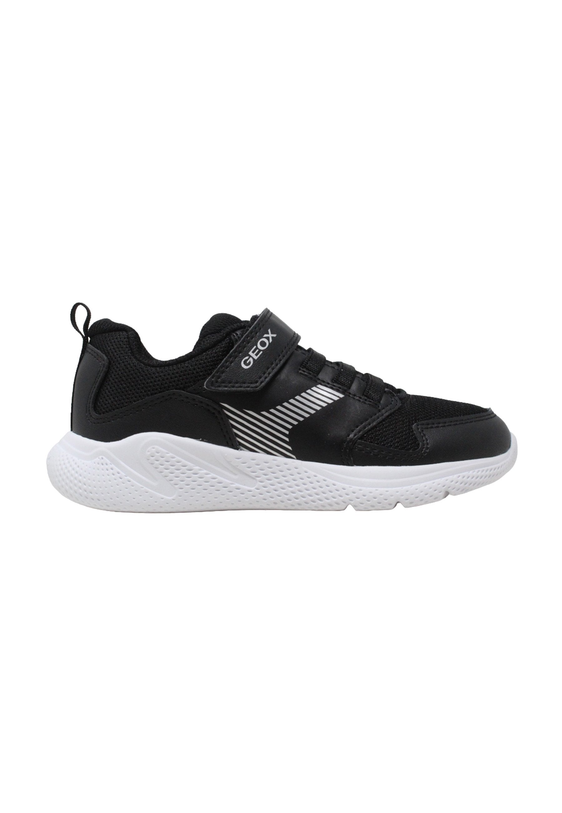 Schwarz-weißer Kindersneaker mit Klettverschluss mit der Aufschrift „GEOX“, Mesh- und synthetischem Obermaterial und strukturierter weißer Sohle.