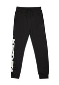 Schwarze Sweatpants mit elastischem Bund, Seitentaschen und weißer Markenbeschriftung entlang des linken Beins. Das Material wirkt weich und strukturiert.