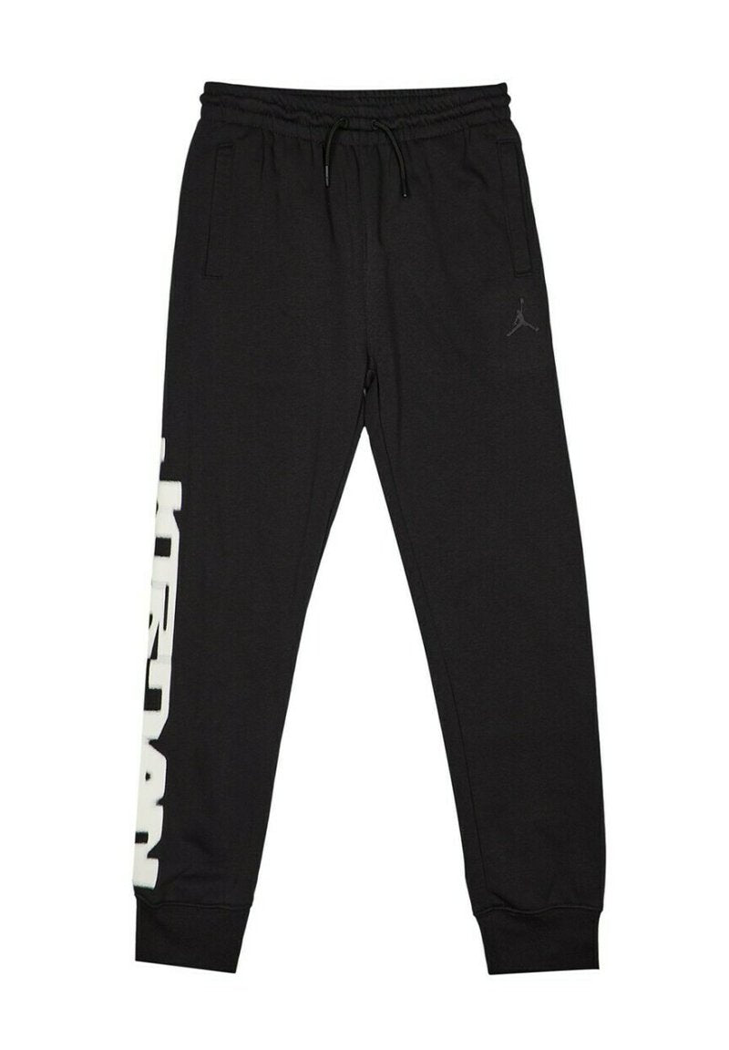 Schwarze Sweatpants mit elastischem Bund, Seitentaschen und weißer Markenbeschriftung entlang des linken Beins. Das Material wirkt weich und strukturiert.
