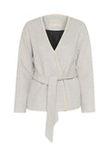 Helles graues Wickeljacke aus weichem Stoff, mit V-Ausschnitt, langen Ärmeln, Bindegürtel und cremefarbener Naht entlang der Kanten.