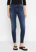 Schmale Jeans aus dunkelblauem Denim mit Fronttaschen, einem Knopfverschluss und dezenten seitlichen Details. Kombiniert mit schwarzen Flip-Flops.