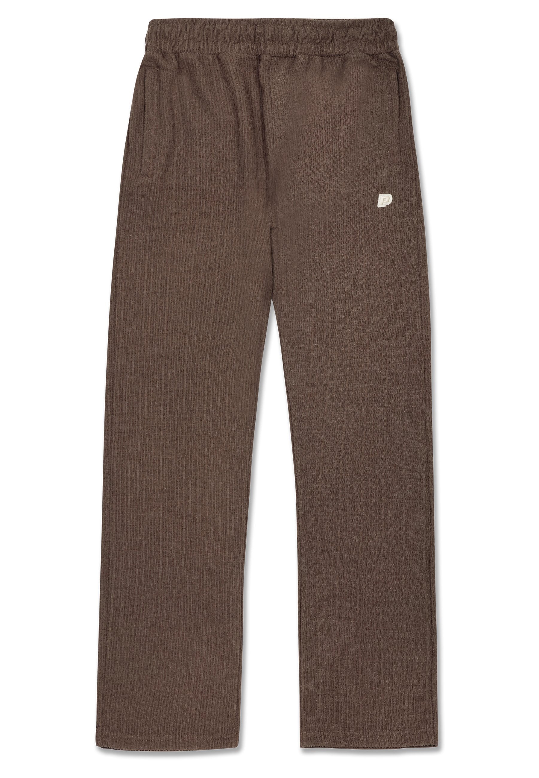Braune, strukturierte Hose mit elastischem Bund, zwei Seitentaschen und einem kleinen Logoakzent am linken Bein. Gerade Schnittform.