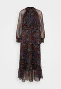 Langes, durchsichtiges Kleid mit Paisleymuster, das dunkelblaue, rote und weiße Akzente aufweist. Ein elastischer Bund und ein Rüschensaum sorgen für Struktur.