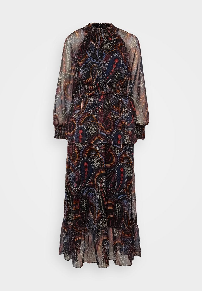 Langes, durchsichtiges Kleid mit Paisleymuster, das dunkelblaue, rote und weiße Akzente aufweist. Ein elastischer Bund und ein Rüschensaum sorgen für Struktur.