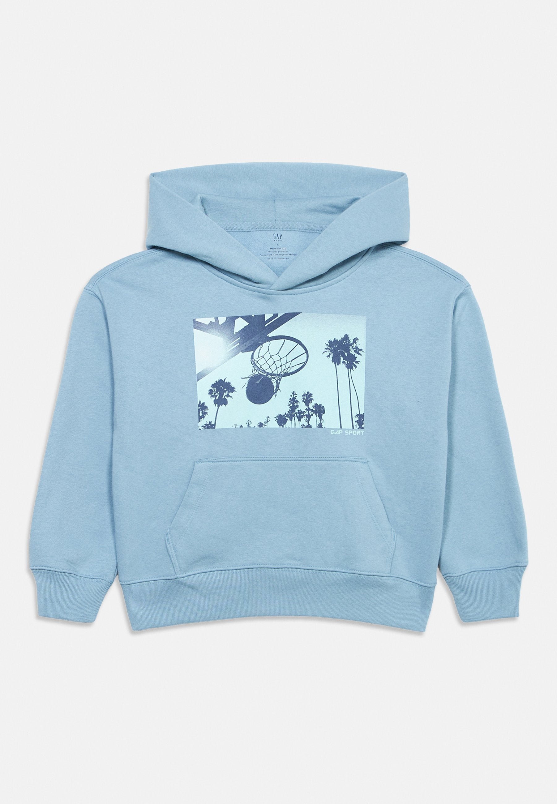 Hellblauer Kapuzenpullover mit Fronttasche, versehen mit einer Grafik eines Basketballkorbs mit Ball und Palmen vor klarem Himmel.