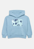 Hellblauer Kapuzenpullover mit Fronttasche, versehen mit einer Grafik eines Basketballkorbs mit Ball und Palmen vor klarem Himmel.