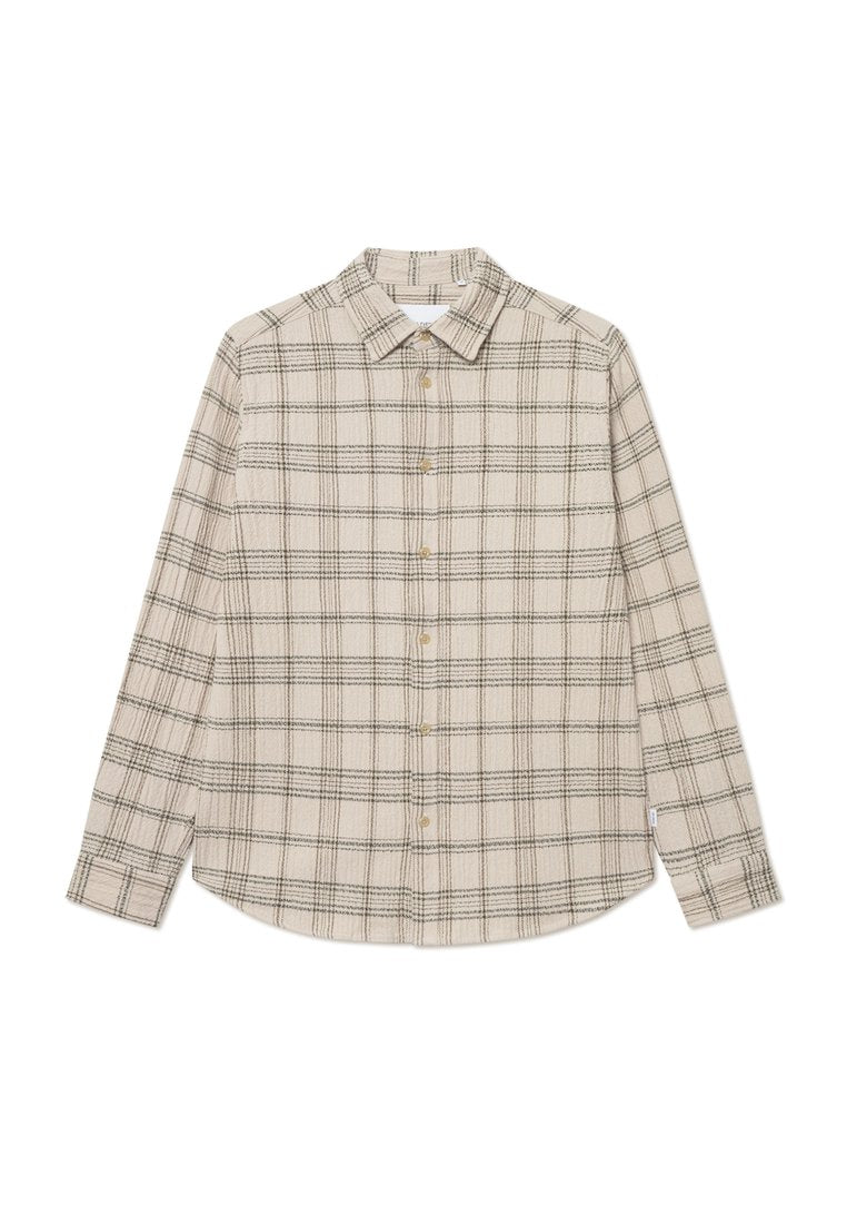 Beige kariertes Hemd mit langen Ärmeln, durchgeknöpftem Vorderteil und spitzem Kragen. Es hat ein schachbrettartiges Muster in dunkelgrün und hellbeige.