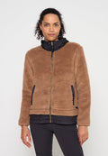 Braune Fleecejacke mit durchgehendem Reißverschluss vorne, schwarzer Kapuze und kontrastierenden Taschen. Weiche Textur, lockere Passform und goldfarbenes Reißverschlussdetail.