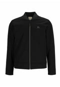 Schwarze Bomberjacke mit Reißverschluss vorne, geripptem Kragen und Seitentaschen. Glattes Material mit einem kleinen Logo-Detail auf der Brust.