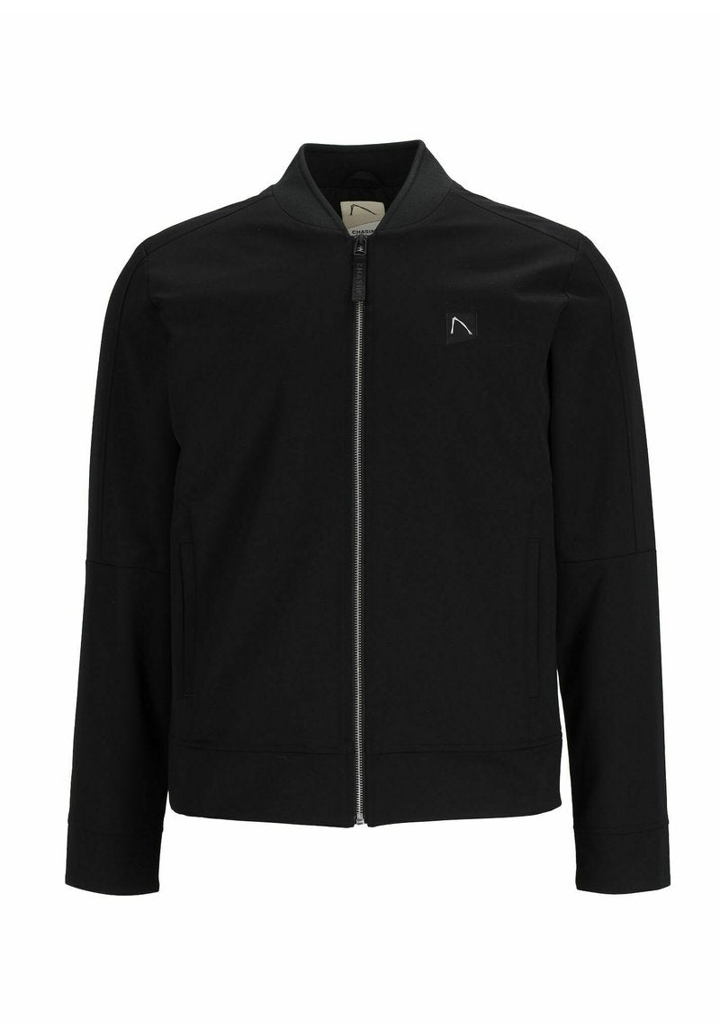 Schwarze Bomberjacke mit Reißverschluss vorne, geripptem Kragen und Seitentaschen. Glattes Material mit einem kleinen Logo-Detail auf der Brust.