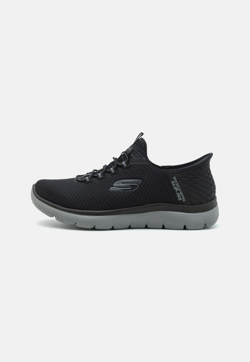 Schwarze Mesh-Slipper mit strukturierten Seiten, grauer Sohle, elastischen Schnürsenkeln und einem Logoakzent. Leichtes Design für Komfort und Flexibilität.