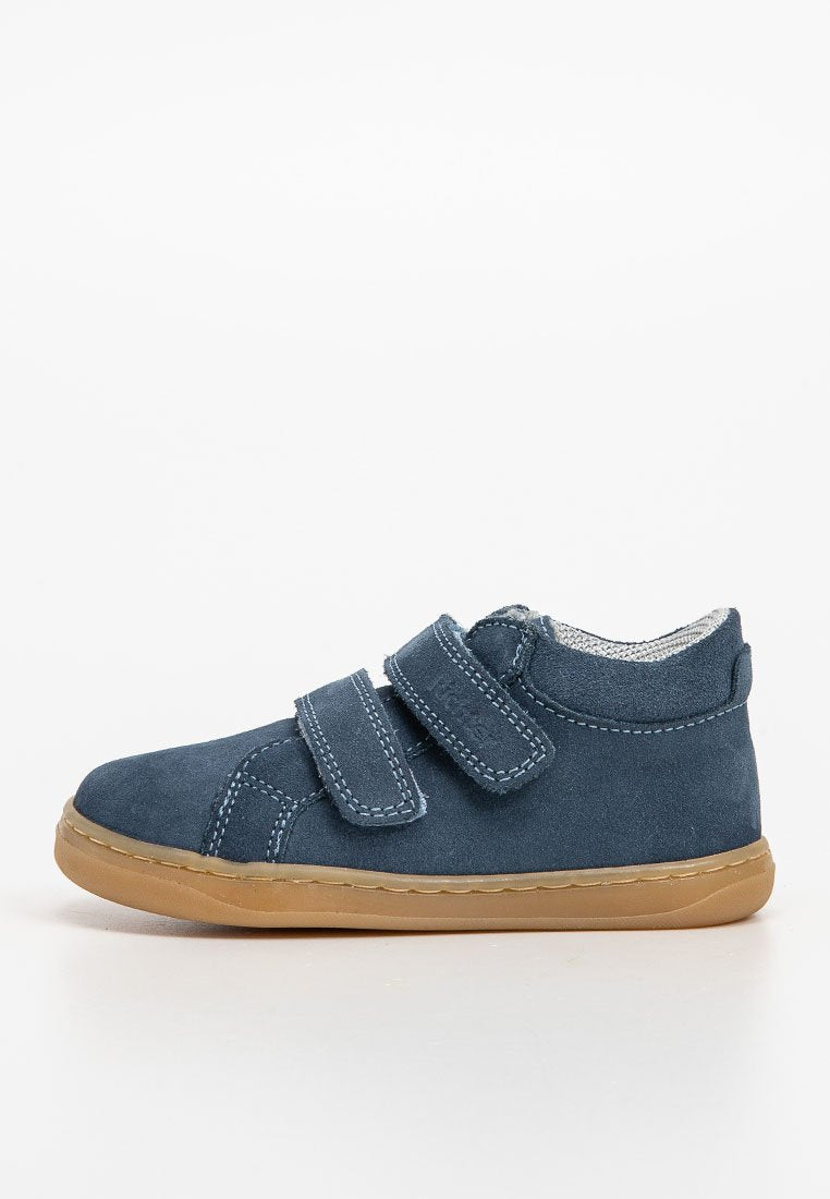 Kinderschuh aus marineblauem Wildleder mit zwei Klettverschlüssen, heller Gummisohle und kontrastierenden Nähten. Leicht und mit einer weichen Textur.