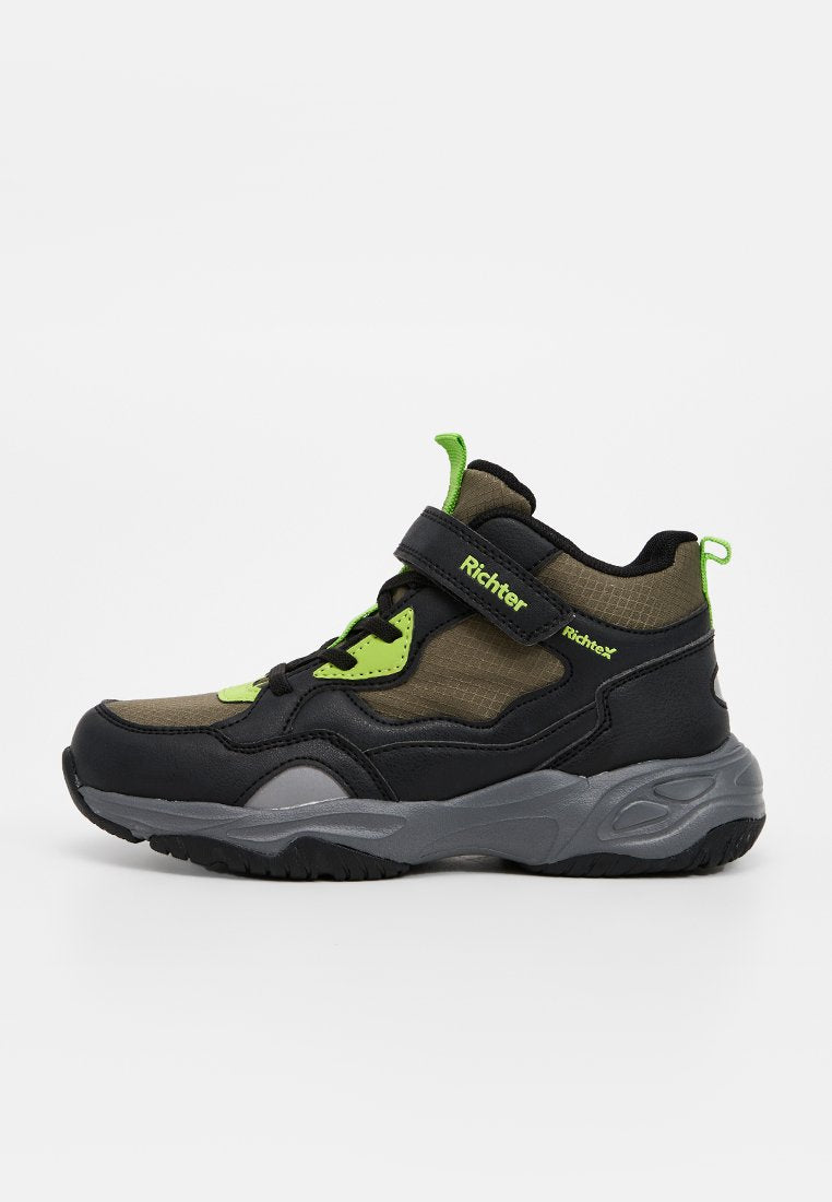 Schwarzer und grüner Mid-Top Sneaker aus einer Mischung aus glatten und strukturierten Materialien, mit Klettverschluss und strapazierfähiger grauer Gummisohle.