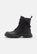 Schwarze Knöchelboots mit einem Materialmix-Design, Schnürung, seitlichem Reißverschluss und einer dicken, robusten Sohle. Glatte Textur mit matter Oberfläche.