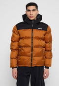 Braune puffy Jacke mit schwarzer Kapuze und oberen Abschnitt, verfügt über einen Frontreißverschluss und zwei seitliche Taschen, aus glänzendem synthetischem Material gefertigt.
