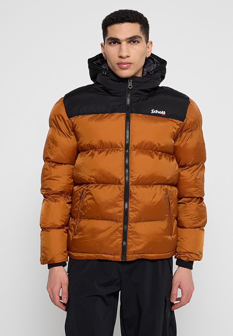 Braune puffy Jacke mit schwarzer Kapuze und oberen Abschnitt, verfügt über einen Frontreißverschluss und zwei seitliche Taschen, aus glänzendem synthetischem Material gefertigt.