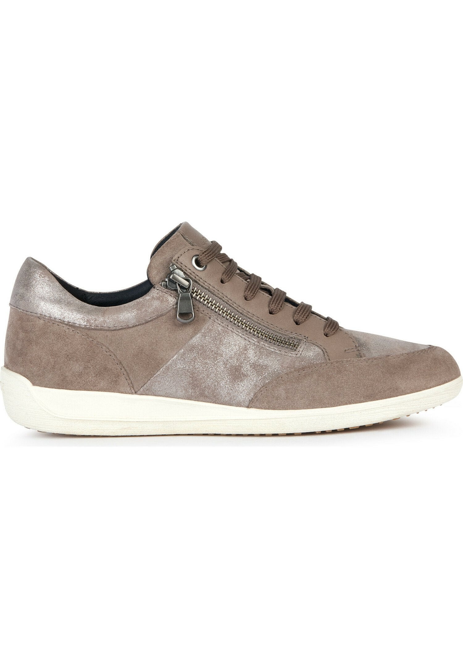 Braune Wildleder-Sneaker mit metallisch silbernem Akzent, ausgestattet mit einem seitlichen Reißverschluss, Schnürsenkeln und einer weißen Gummisohle. Texturierte Oberseite und stromlinienförmiges Design.