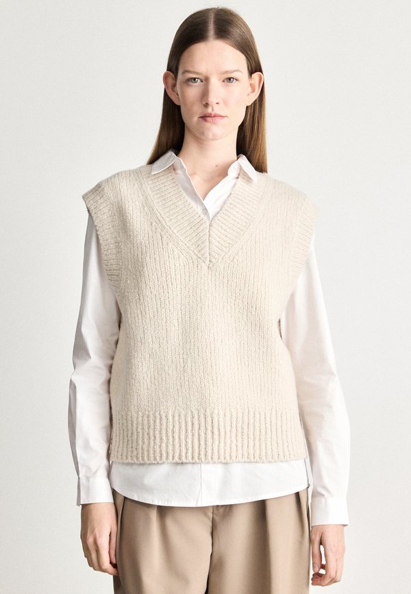 Calvin Klein Jeans OVERSIZED BOUCLE VEST - Basic T-shirt - chalk
