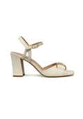 Beige Sandalen mit Absatz, breitem Blockheel, verstellbarem Knöchelriemen und dekorativem goldenen Schnallen-Detail. Glatt material mit flacher Sohle.