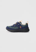 Marineblaue und grüne Kleinkind-Sneaker mit schwarzer Sohle, zwei Klettverschlüssen, orangefarbenem Logo und orangefarbenen Zuglaschen auf grauem Hintergrund.