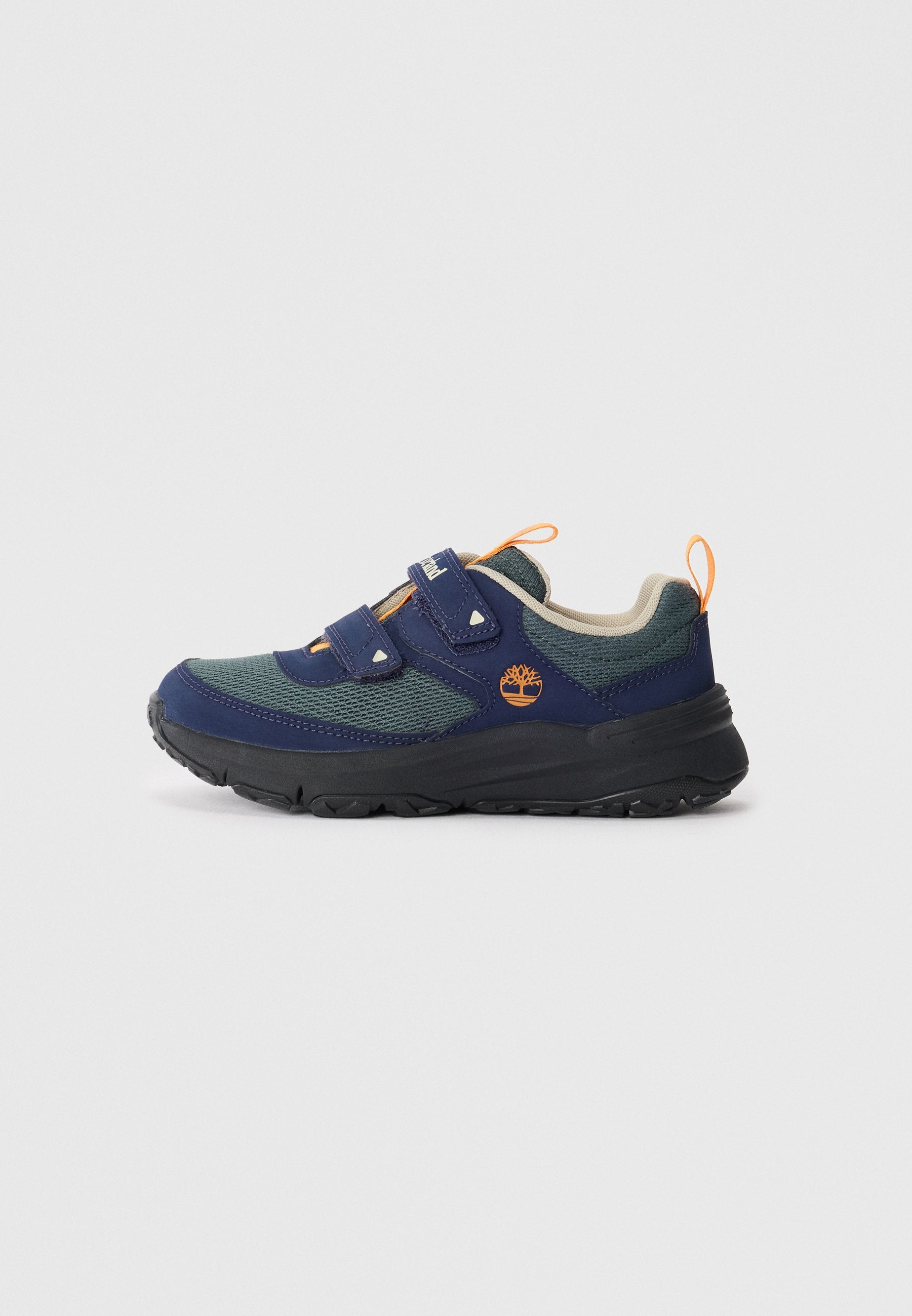 Marineblaue und grüne Kleinkind-Sneaker mit schwarzer Sohle, zwei Klettverschlüssen, orangefarbenem Logo und orangefarbenen Zuglaschen auf grauem Hintergrund.