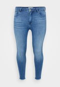 Helle blaue Skinny Jeans mit tailliertem Design, kontrastierenden Nähten und fransigem Saum. Es gibt fünf Taschen und einen Reißverschluss.
