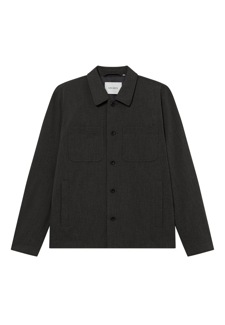 Dunkelgraue Jacke aus strukturiertem Stoff. Mit einem Kragen, durchgehender Knopfleiste, zwei Brusttaschen und seitlichen Eingrifftaschen.